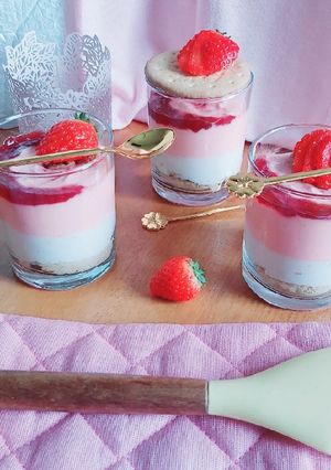 A picture of Strawberry Cheesecake shots (without gelatine).