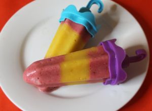 Una foto de Paleta de Fresas, Banana y Mango