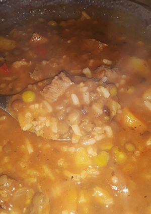 Una foto de 🍲Guisito tentador de: lentejas, arroz carne y arvejas🤤