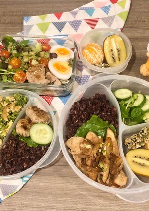 รูปของ อาหารคลีน 3 มื้อ 1วัน + มื้อระหว่างวัน สันในไก่หมักซ๊อสญี่ปุ่น ดอกขจรผัดไข่ สลัดญี่ปุ่น