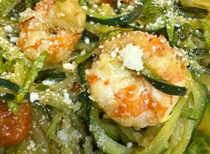 Foto principal de Espaguetis de calabacín con ajo, tomates cherry y parmesano 🥒🍝