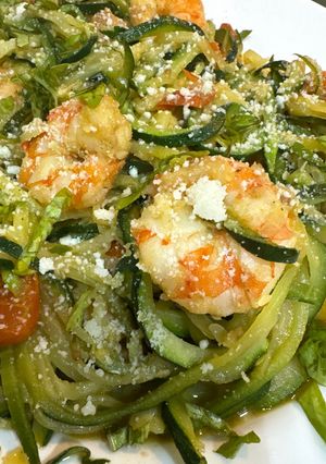 Una foto de Espaguetis de calabacín con ajo, tomates cherry y parmesano 🥒🍝