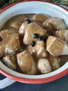 Una foto de Pollo en salsa de café en DME, F y G y tradicional