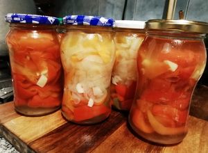 Una foto de Conserva de ajíes y combinada 🌶️🥕🌰