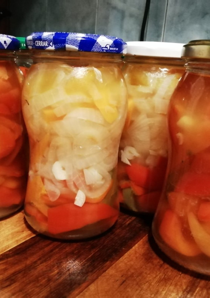 Una foto de Conserva de ajíes y combinada 🌶️🥕🌰