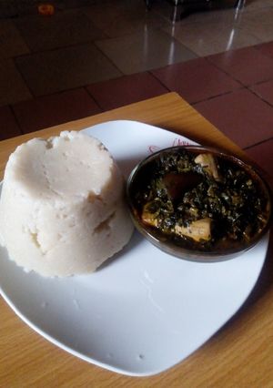 A picture of Vegetable soup and Semo.