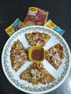 વેજ મેગી ભાખરી પીઝા (Veg Maggi Bhakhri pizza Recipe in Gujarati) રેસીપી મુખ્ય ફોટો