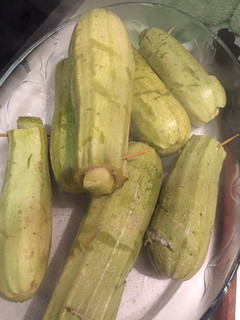 Una foto de Calabacines rellenos en salsa