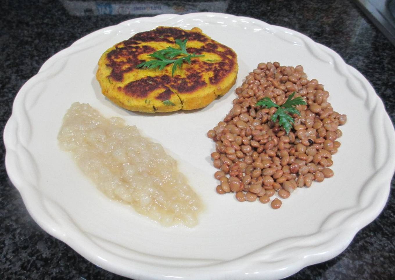 Hamburguesa de pulpa de calabaza después de licuar con guarnición de lentejas y mermelada de pera Conferencia