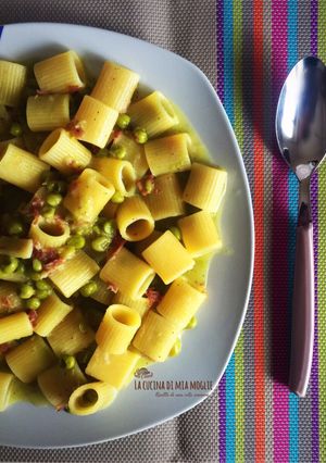 Foto di Mezzi rigatoni piselli e pancetta