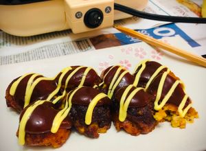 Una foto de Takoyakis de pulpo (pulpo sellado a la plancha) Japonés TACOYAQUI🇺🇾🇯🇵たこ焼き
