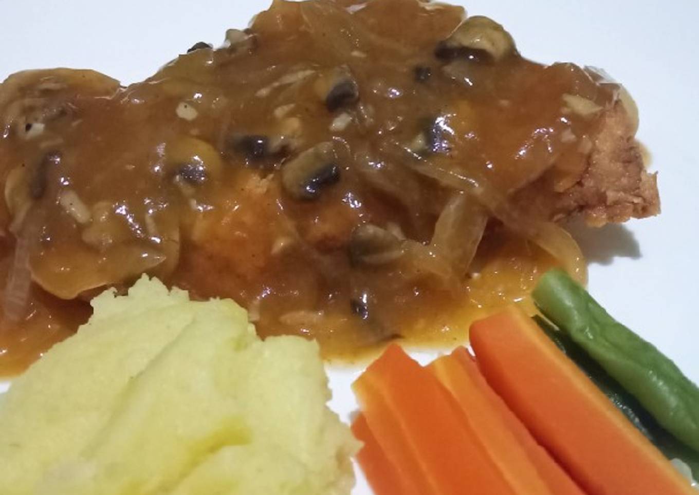 Chicken Crispy Steak with Mashroom Sauce and Mashed Potato