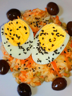 Una foto de Ensalada de Arroz, Huevo, Aceitunas   Zanahoria y Arvejas