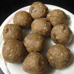 A picture of Banana oat breakfast balls with peanut butter.
