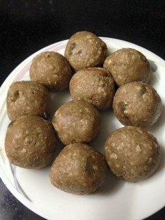 A picture of Banana oat breakfast balls with peanut butter.