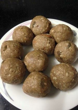 A picture of Banana oat breakfast balls with peanut butter.