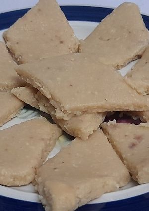 काजू कतली(kaju katli recipe in hindi) रेसिपी मुख्य फोटो