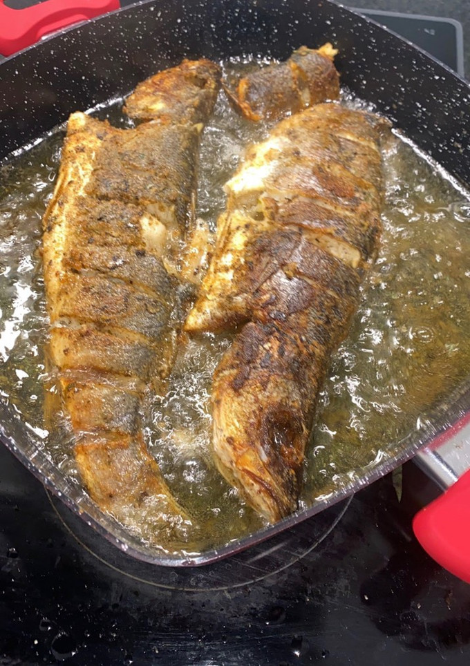 Una foto de Lubina frita