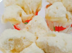 Hình của món Bánh bông lan hấp không dùng bột nổi.