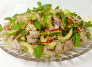 Hình của món Gỏi chân gà-tôm chua.