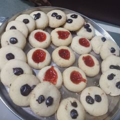 A picture of Chocolate and strawberry jam cookies.