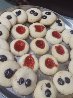 A picture of Chocolate and strawberry jam cookies.