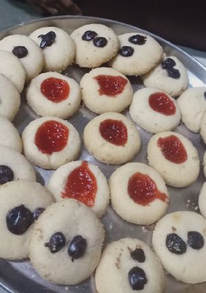 A picture of Chocolate and strawberry jam cookies.