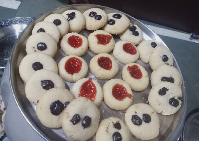 Chocolate and strawberry jam cookies