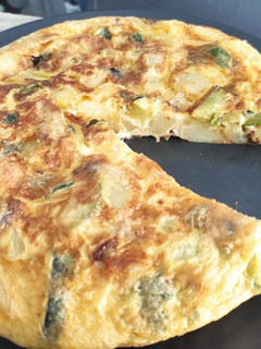 Una foto de Tortilla de calabacín, pimiento y patatas