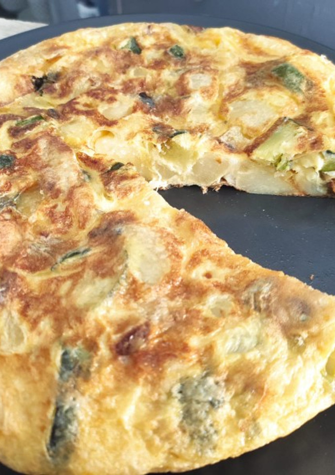 Una foto de Tortilla de calabacín, pimiento y patatas