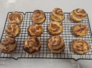 Una foto de pastelitos de hojaldre salado