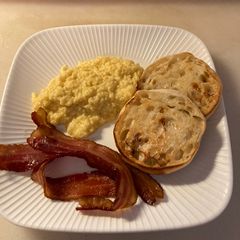 A picture of Creamy eggs with bacon.