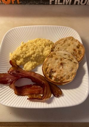 A picture of Creamy eggs with bacon.