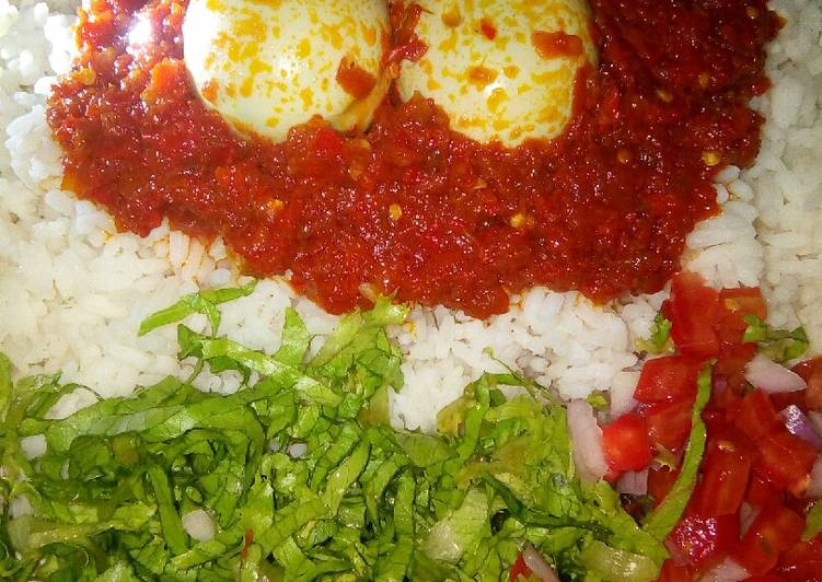 Rice and stew with eggs and salad