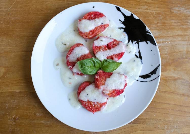 Gnocchi alla romana di barbabietola con salsa al basilico (veg)