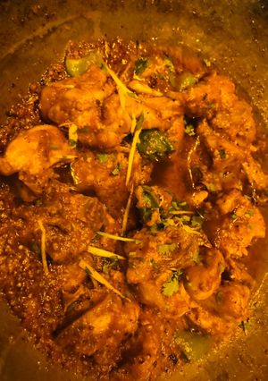 A picture of 3 spice chicken karahi.