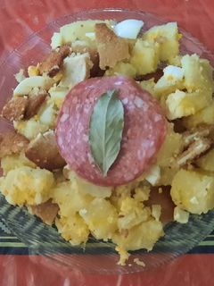 Una foto de Ensalada de Papa, huevo y milanesa de pollo