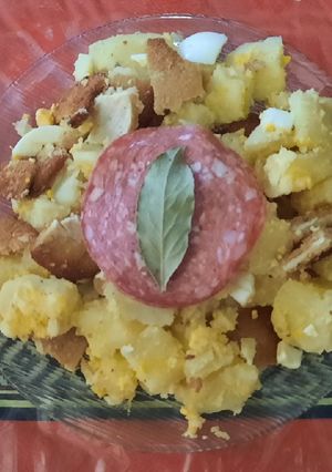 Una foto de Ensalada de Papa, huevo y milanesa de pollo