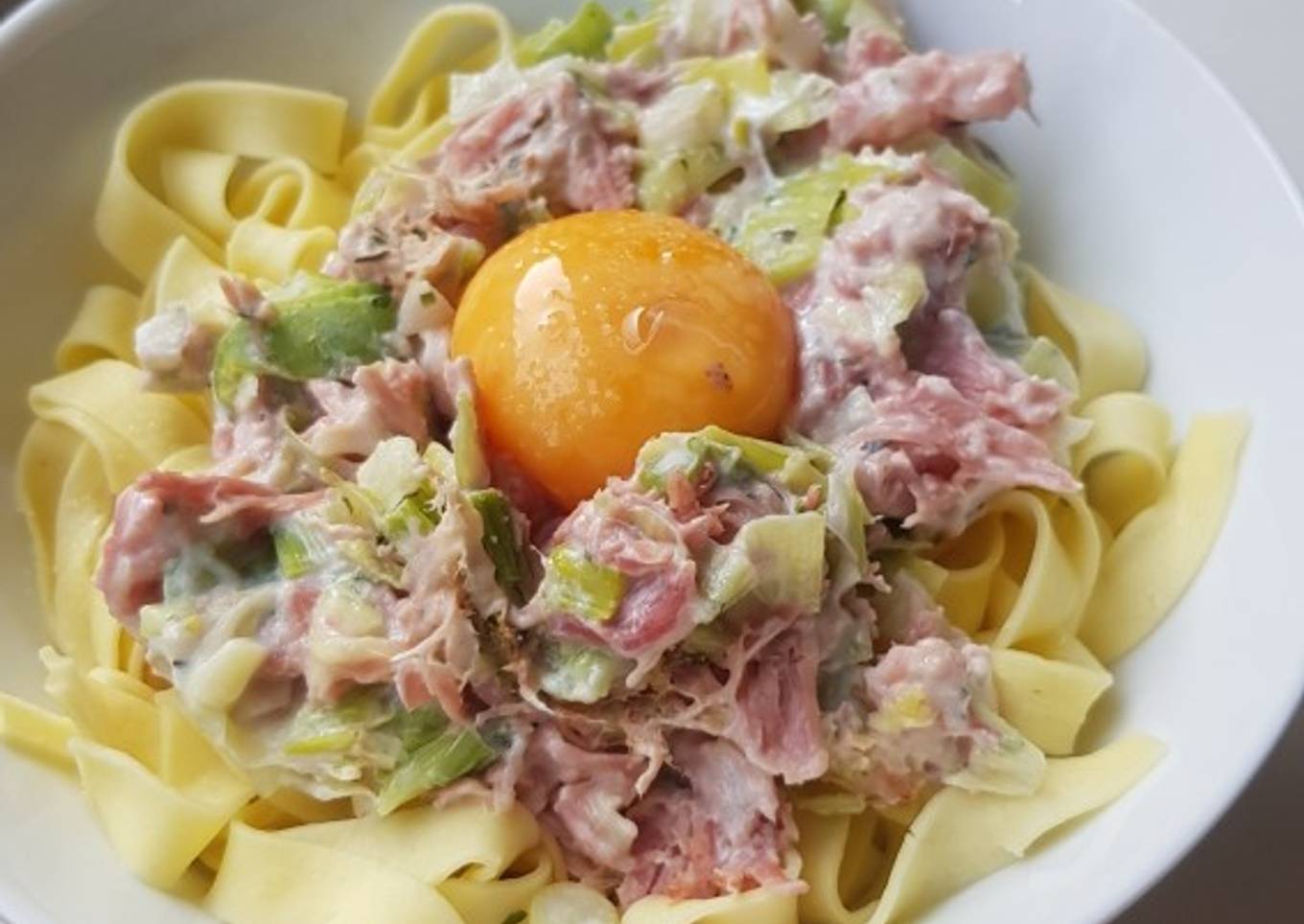 Pâtes fraîches crémeuses au poireau et jambon