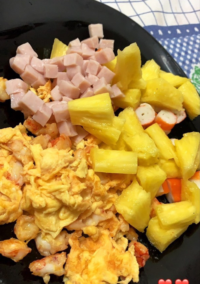 Una foto de Revuelto de gambas y palitos, con ensalada tropical🍍🍍