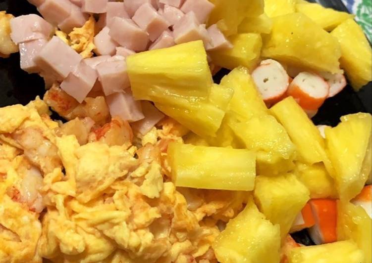 Revuelto de gambas y palitos, con ensalada tropical🍍🍍