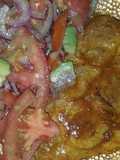Bifes de cerdo macerados en cúrcuma con ensalada mixta
