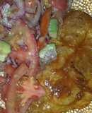 Bifes de cerdo macerados en cúrcuma con ensalada mixta