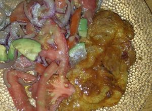 Una foto de Bifes de cerdo macerados en cúrcuma con ensalada mixta