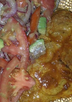 Una foto de Bifes de cerdo macerados en cúrcuma con ensalada mixta