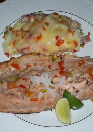 Una foto de Salmón guarnecido
