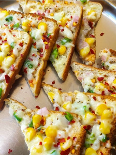 બ્રેડ ચીઝ પિત્ઝા(bread pizza in Gujarati) રેસીપી મુખ્ય ફોટો