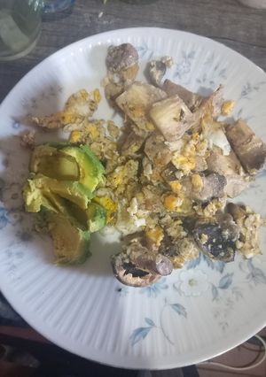 Una foto de Revuelto de Huevo Hongos y Berenjena y Palta