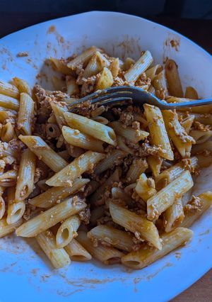 Una foto de "atún" con tomate vegano