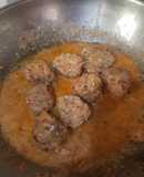 Albóndigas de pescado con salsa de tomate y coco